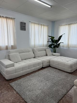 Sofá chaiselongue acolchado cómodo