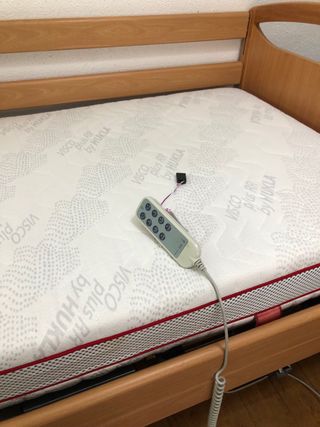 Cama geriátrica con carro elevador, colchon
