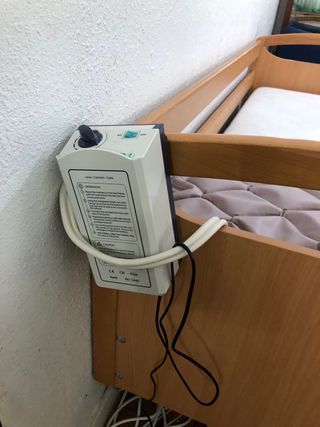 Cama geriátrica con carro elevador, colchon