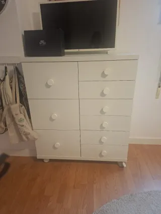 Cómoda blanca con cajones
