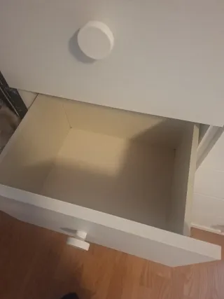 Cómoda blanca con cajones