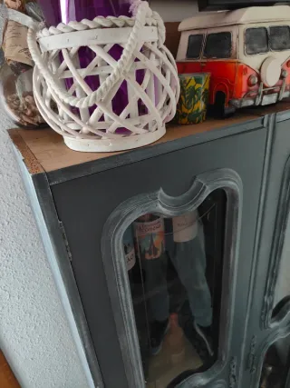 Mueble vitrina salón madera y cristal