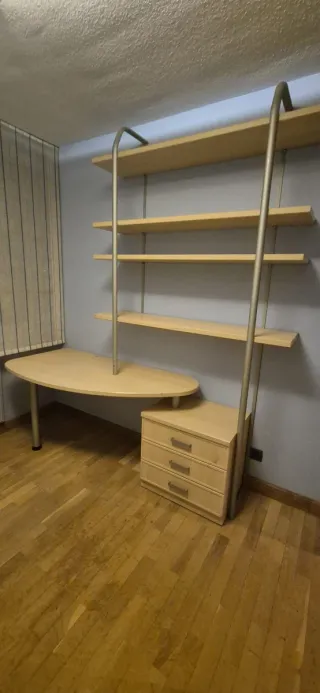 Escritorio con estantería y cajonera.
