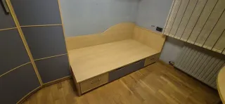 Escritorio con estantería y cajonera.