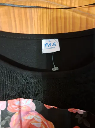 Blusa floral negra con encaje