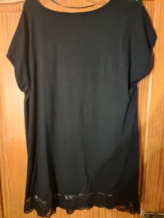 Blusa floral negra con encaje