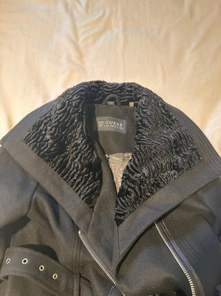 Chaqueta Guess Negra con Pelo