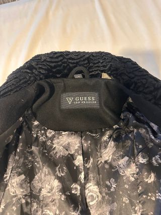 Chaqueta Guess Negra con Pelo