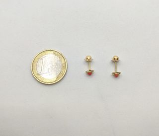 Pendiente de oro de 18k con piedra, 0.62 g.
