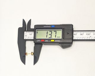 Pendiente de oro de 18k con piedra, 0.62 g.