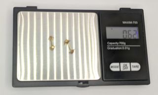 Pendiente de oro de 18k con piedra, 0.62 g.