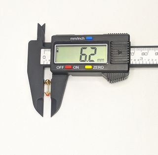 Pendiente de oro de 18k con piedra, 0.62 g.