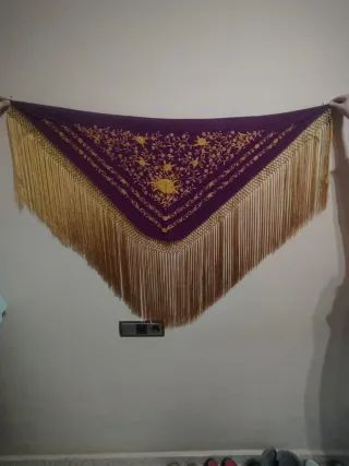 Mantoncillo morado seda bordado a mano