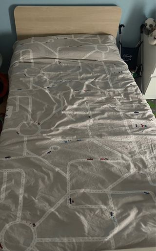 Cama infantil con cabecero de madera