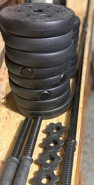 Barras y discos de pesas para entrenar
