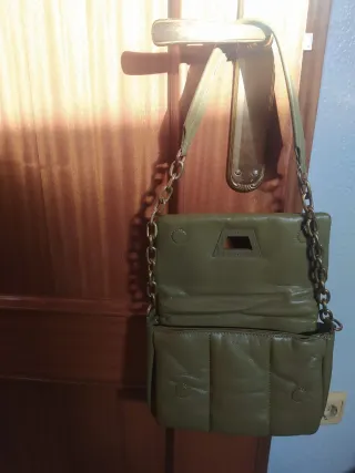Bolso verde acolchado con cadena