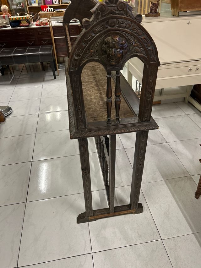 Gabanero de madera y forja