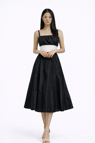 Vestido midi negro con cinturón blanco