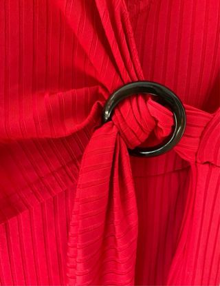 Vestido rojo con cinturón y hebilla