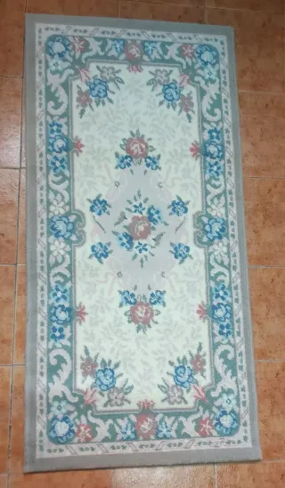 Alfombra floral beige y multicolor