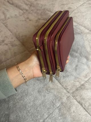 Cartera bandolera doble cremallera burdeos