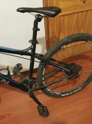 Bicicleta de Montaña Negra y Azul