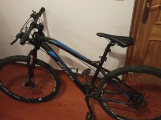 Bicicleta de Montaña Negra y Azul