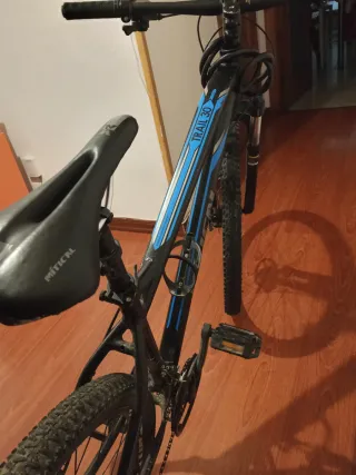 Bicicleta de Montaña Negra y Azul