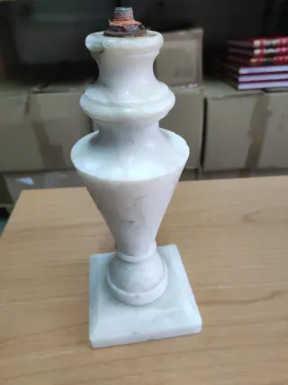 Pie de lámpara antiguo de mármol