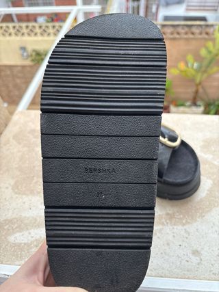 Sandalias Bershka negras con hebillas doradas