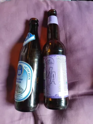 2 bottiglie vuote birra Hofbräu e Matilde