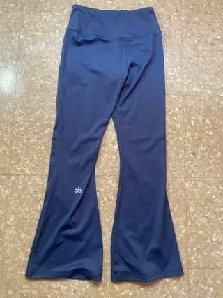 Pantalones malla acampanadoazul marin de Alo yoga