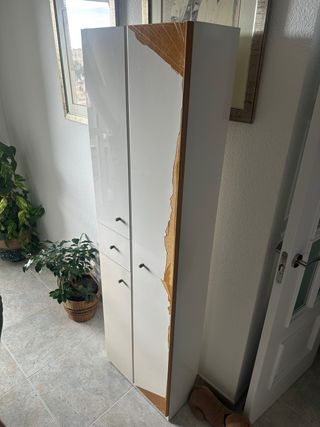 Mueble de baño blanco alto