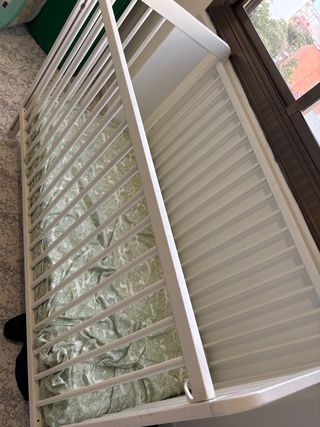 Cuna blanca con estampado verde