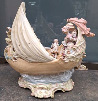 Figura porcelana niños con barca