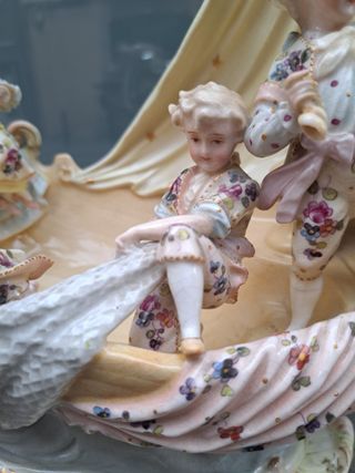 Figura porcelana niños con barca