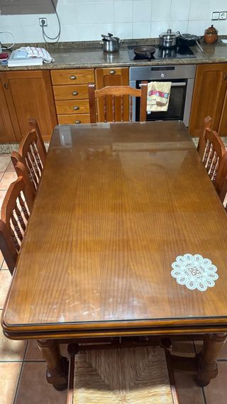 Mesa de comedor de madera con 6 sillas