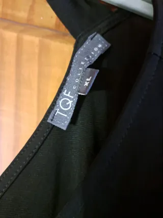 Blusa negra con volantes