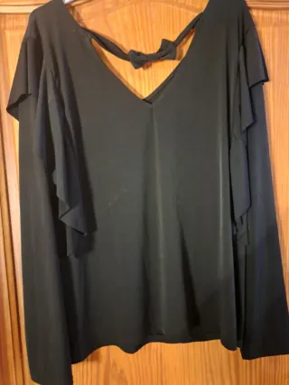 Blusa negra con volantes