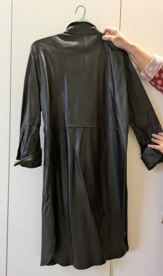 Abrigo negro mujer de piel (M). Zara.