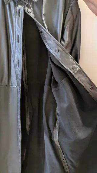 Abrigo negro mujer de piel (M). Zara.