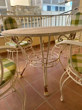 Mesa de mármol y 4 sillas de jardín.SIN ENVIO.