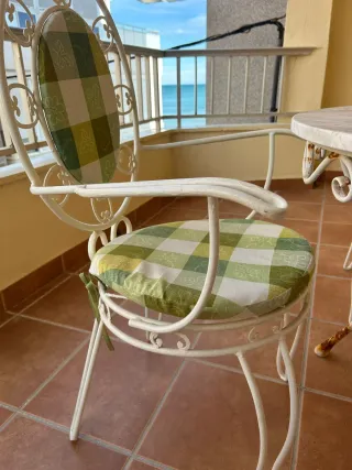 Mesa de mármol y 4 sillas de jardín.SIN ENVIO.