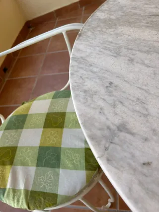 Mesa de mármol y 4 sillas de jardín.SIN ENVIO.