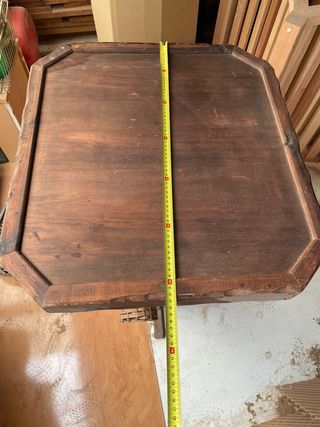 Mesa de madera con soporte para botellas