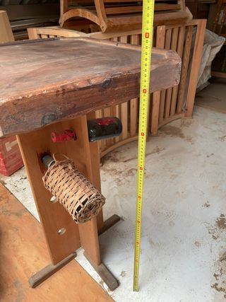 Mesa de madera con soporte para botellas