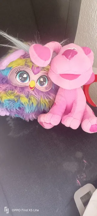 Peluche Furby y Bluey