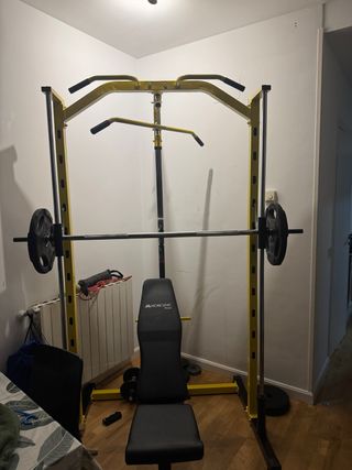 Rack de gimnasio con poleas