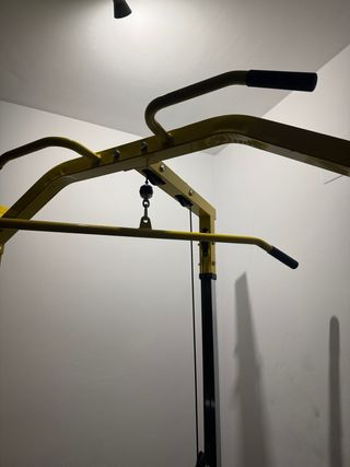 Rack de gimnasio con poleas