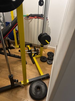 Rack de gimnasio con poleas